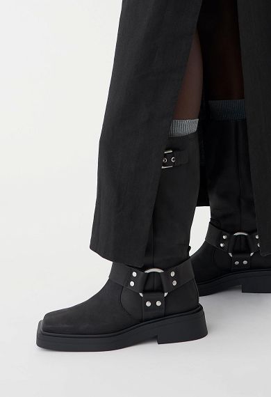 EYRA - off black